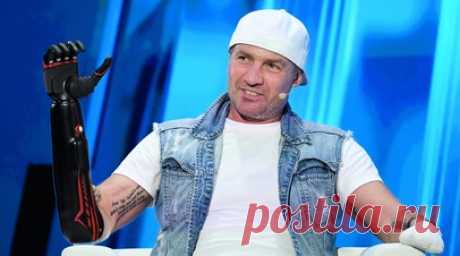 Съёмки Валиевой, операция Костомарова и критика шоу Медведевой: что обсуждают в мире фигурного катания. Камила Валиева после этапа Гран-при России по фигурному катанию порадовала болельщиков своим актёрским талантом. Спортсменка снялась в рекламе бренда одежды, а также в эпизодической роли в сериале «Котострофа». Роман Костомаров сообщил, что перед протезированием второй руки ему потребуется пластическая операция, а Отар Кушанашвили раскритиковал шоу о Евгении Медведевой в YouTube за…