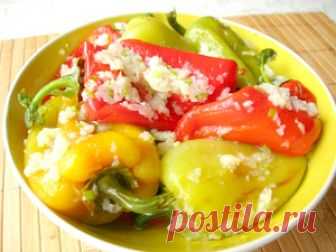 Острая закуска - жареный болгарский перец в чесночном маринаде 


Главная
Все рецепты
Закуски
Соленья и маринады



Шаги приготовления:
1.	Помытый и обсушенный перец обжариваем на сковороде со всех сторон.
2.	Даем перцу остыть и снимаем с него шкурку.
3.	Готовим …