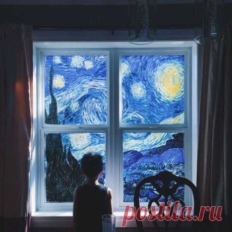 Хорошо жить в домике,
Свечи зажигать.
Тоненькие томики
Ровно расставлять.

А потом, немножечко
Отворив окно,
Помешать в нём ложечкой
Синее темно.

© Г. Кружков