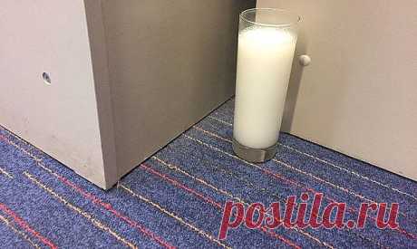 Вот что будет с квартирой,
если поставить на пол стакан с солью и уксусом.
Результат — уже через сутки
Мало кто об этом задумывается, но в доме тоже может накапливаться негативная энергия.
Последствия вам наверняка знакомы: тяжелое состояние вечной усталости, которое не проходит даже в родных стенах.
Но, слава Богу, есть один надежный, проверенный столетиями способ выгнать негатив из дому!
Вам будут нужны только:
Обычный стеклянный стакан;
Соль;
Вода;
Белый уксус.
Что дела...