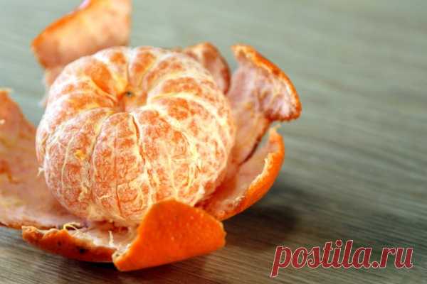 10 способов использования мандариновой кожуры — больше никогда ее не выброшу! Это оранжевое лакомство содержит витамины С, D и К, клетчатку и другие полезные витамины и минералы. Но это не все! Оказывается, даже кожура мандаринов очень полезна! Прочитав эти советы, вы точно перестанете ее выбрасывать!

1. Мандариновый чай
Цедру можно высушить, измельчить, сложить в красиву