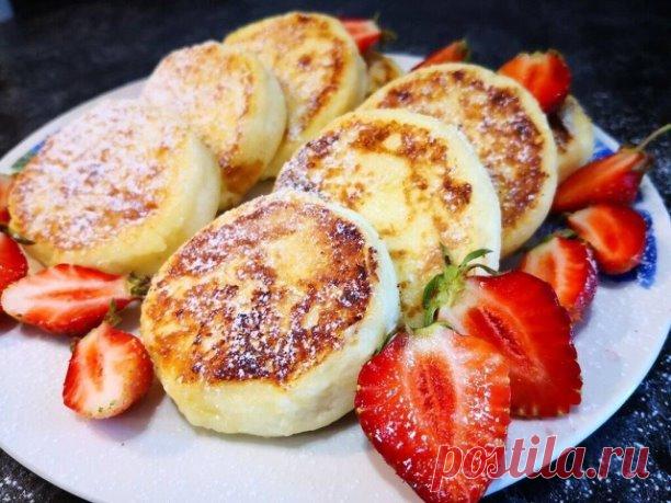 Восхитительные сырники из творожного теста: простой вариант полезного завтрака
Не знаете, что бы такого приготовить на завтрак? Сделайте сырники - беспроигрышный вариант, так как нет такого человека, который не любил бы сырники. Но сегодня мы вам расскажем несколько необычный рецепт этого блюда из творожного сыра. А что, разнообразие никому не помешает!
Ингредиенты:
*  сыр творожный – 350 г;
*  яйцо куриное – 1 шт;
*  сахар – 3 ст. л.;
*  ванилин – 1 пакет.;
*  мука пшенич...