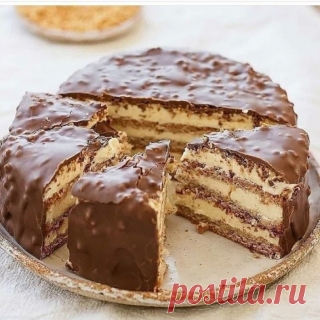 Вкуснейший торт- "Мечта жизни"  
 
Ну, очень вкусный торт!!! Готовится легко и быстро!!! 
 
Потребуется: 
 
100 г сливочного масла 
банка сгущенного молока 
2 яйца 
1 стакан муки 
1/2 ч.л. соды 
1-2 ч.л. какао 
 
Крем: 
300 г сметаны 
150 г сахара 
 
Приготовление: 
 
Растопить масло, смешать со сгущенным молоком, 2 яйцами и стаканом муки, 
добавить соду, гашенную лимонным соком. Тесто разделить на 3 части, в одну 
добавить какао, выпекать каждую отдельно. 
 
Сметану взбит...