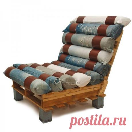 Кресло из паллет и джинсов