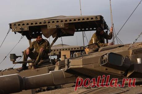 Израильские танки получили улучшенные «мангалы». Израильские танки Merkava Mk.3 оснастили улучшенными навесами для защиты башни от дронов, пишет The Drive. Также машины, которые поэтапно снимают с вооружения Армии обороны Израиля, получили резиновые полосы на бортовых экранах корпуса, предотвращающие установку магнитных мин.