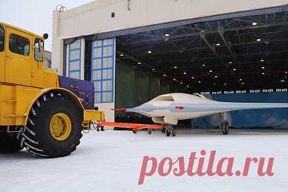 Американский офицер оценил российское оружие. Американский офицер в отставке Брент Иствуд написал статью, в которой похвалил российское оружие и перечислил его преимущества. Офицер пояснил, что так называемая концепция «ведомого» будет включать до четырех «Охотников», которые смогут лететь впереди самолета для предупреждения, наведения и нанесения ударов по земле.