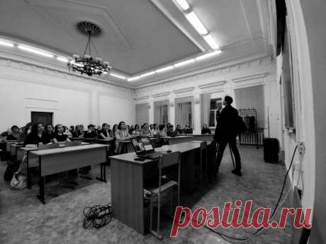 Antonio #Lebedef в Рязани: лекция о сюрреализме, стиле и творческой смелости
19 ноября в Рязани стало ярким событием в мире современного искусства. На факультете русской филологии и национальной культуры Рязанского государственного университета имени С. А. Есенина