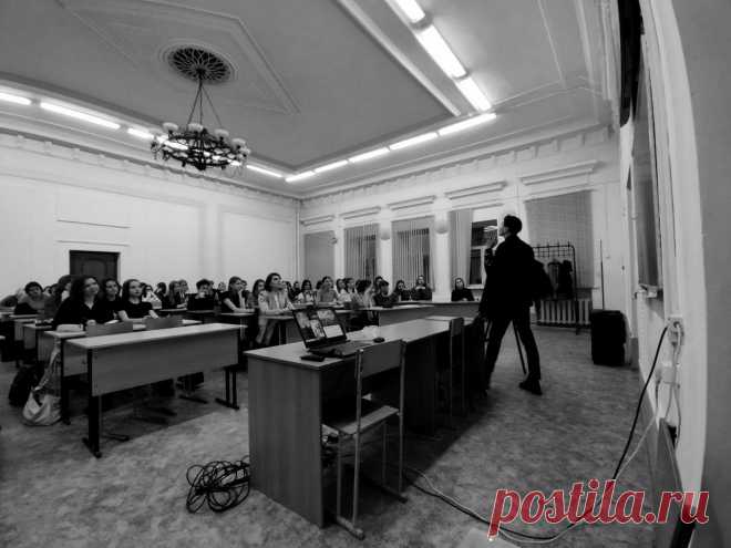Antonio #Lebedef в Рязани: лекция о сюрреализме, стиле и творческой смелости
19 ноября в Рязани стало ярким событием в мире современного искусства. На факультете русской филологии и национальной культуры Рязанского государственного университета имени С. А. Есенина