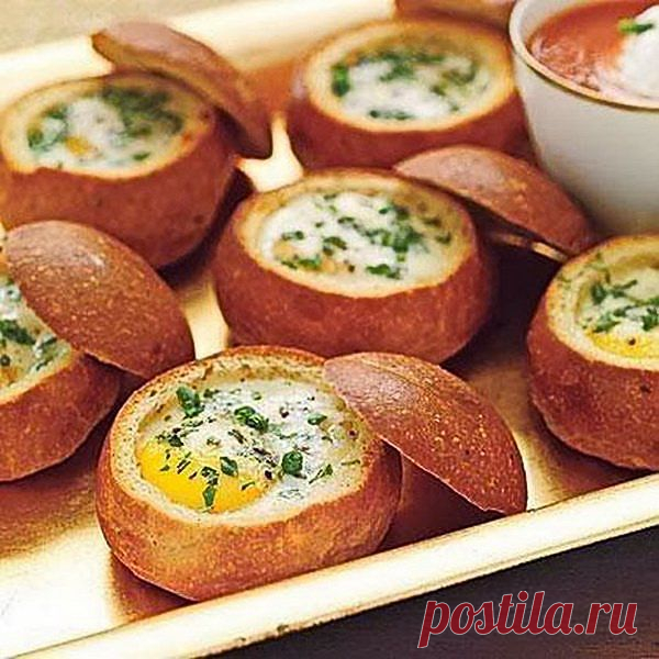 Яйца, запеченные в булочках