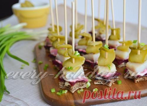 Канапе с селедкой на шпажках: рецепт с фото