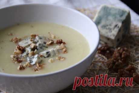 Яблочный крем суп с голубым сыром и грецкими орехами