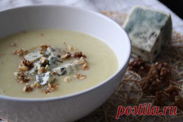 Яблочный крем суп с голубым сыром и грецкими орехами