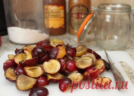 ВКУСНОЕ Домашнее сливовое ВИНО по  рецепту от известного винодела !
Делюсь с вами подробным фото рецептом .Сохраняйте
Для классического рецепта вина из сливы нужно взять: 
10кг сливы, 2 кг сахара,
 50 г дрожжей.
Способ приготовления.  
Сливы промываем, удаляем косточки, заливаем небольшим количеством воды и провариваем до мягкости.