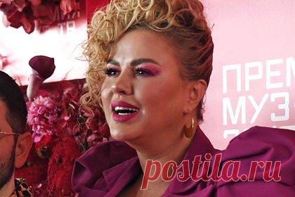 Семенович отреагировала на госпитализацию Костомарова. Певица, актриса и бывшая партнерша Романа Костомарова в танцах на льду Анна Семенович отреагировала на госпитализацию фигуриста. Она пожелала ему скорейшего выздоровления и выразила уверенность, что он справится с болезнью. «Он очень сильный человек, настоящий боец, который пройдет и это испытание», — заявила она.