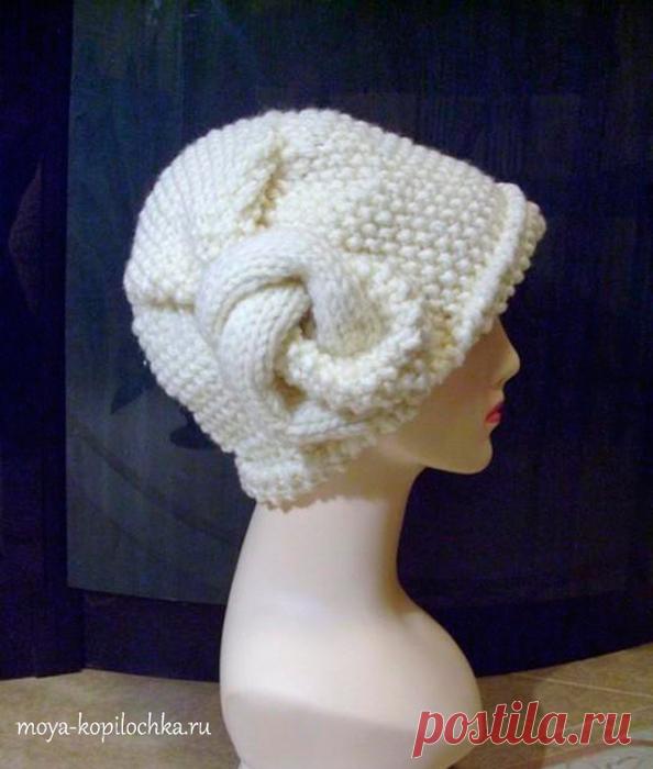 Красивая вязаная шапочка, украшенная оригинальным узлом