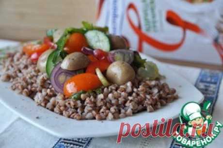 Салат &quot;Купеческая дочка&quot; 
=Ингредиенты для &quot;Салат &quot;Купеческая дочка&quot;&quot;:
Крупа гречневая	(в пакетиках от &quot;Мистраль&quot;) — 2 пакет.
Помидоры черри	— 10 шт
Огурец	(небольшой) — 1 шт
Перец болгарский	(красный) — 1/2 шт
Лук красный	— 1 шт
Сельдерей черешковый	(небольшой стебель) — 1 шт
Шампиньоны	(маринованные) — 200 г
Сок лимонный	— 2 ст. л.
Масло оливковое	— 2 ст. л.
Соль
Смесь перцев	(свежемолотая)
Руккола	— 50 г