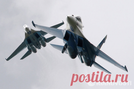 Сухой счет: истребителю Су-27 до сих пор нет равных в ближнем воздушном бою (8 фото) | Чёрт побери Ровно 40 лет назад, 20 мая 1977 года, свой первый полет совершил борт Т-10-1, прототип знаменитого советского истребителя четвертого поколения Су-27.  Этот самолет по праву считается одним из главных символов отечественной оборонки второй половины ХХ века, наравне с танком Т-72 и автоматом Калашникова. В Су-27 были реализованы все самые передовые разработки советской школы ав...