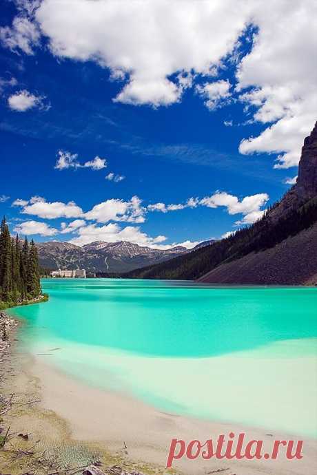 Lake Louise, Alberta  |  Найдено на сайте trekearth.com.