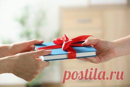 Парень подарил книгу набожной девушке и был обвинен в дружбе с демонами