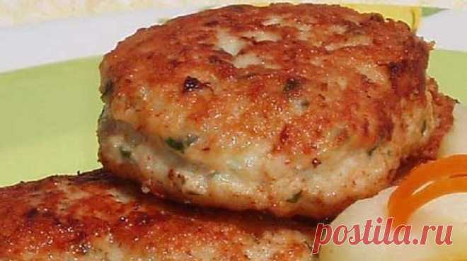 Исключительно вкусные котлеты Ингредиенты: Мясной фарш – 500 г. Лук – 1 шт. Белый хлеб – 3 кусочка Нарезанная петрушка – 2 ст.л. Порошок горчицы – 1 ч.л. Яйца – 2 шт. Холодная вода – 3 стакана Растительное масло, соль, черный молотый перец Исключительно вкусные котлеты: пошаговый рецепт Лук нарезаем крупными ломтиками. Предварительно замачиваем кусочки белого хлеба в …