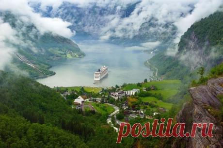 Круизный лайнер в Гейрангер-фьорде, Суннмёре, Норвегия