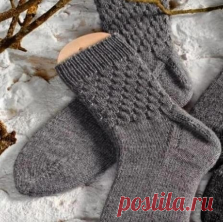 Серые носки спицами