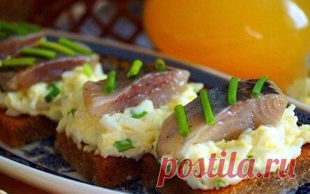 Гренки с яйцом и селедочкой