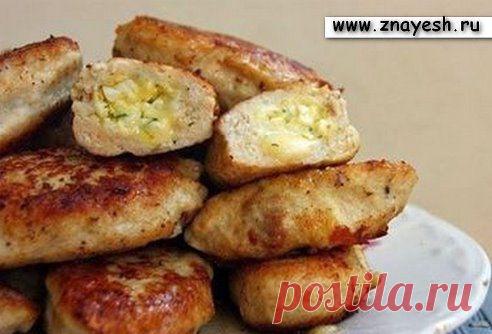 Котлеты с очень вкусной начинкой! - пальчики оближешь Безумно вкуснo! Спешу поделиться рецептом с вами. Ингредиенты и Приготовление в источникe: ➨  http://retsety-1.livejournal.com/753.html  Дорогие кулинары! Чтобы не потерять рецепт, присоединяйтесь к нашей группе и жмите "Класс!", а потом "поделиться". Рецепт будет на вашей стене в Одноклассники !
•••