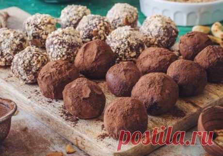 Шоколадно-кофейные трюфели — вкуснятина своими руками 


Может стать замечательным подарком!









Ингредиенты:
1. Шоколад (молочный и горький) — 200 гр.2. Сливки 33% жирности — 1/4 стакана3. Крепкий кофе — 2 ст. ложки4. Какао и молотые орехи для обсы…