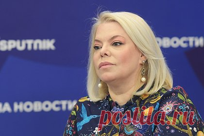 Яна Поплавская обвинила Аллу Пугачеву во лжи. Российская актриса Яна Поплавская обвинила эстрадную певицу Аллу Пугачеву во лжи. Звезда фильма «Про Красную Шапочку» заявила, что вся жизнь артистки была построена на безобразной демонстрации личной жизни, а также отметила, что Пугачева не являлась автором своих хитов, так как «ей вложили их в рот».