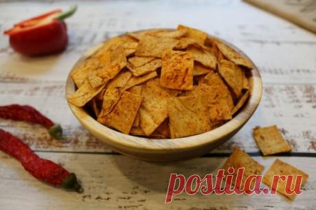 чипсы из лаваша с паприкой
Лаваш (листы) — 250 г
Паприка — 1 ч. л.
Соль — 1 ч. л.
Прованские травы — 1 ч. л.
Масло растительное — 2 ст. л.
Приготовление:
1. Взять листы лаваша и нарезать их на квадраты примерно 3х3 см. Выложить на противень, застеленный пергаментной бумагой. Посыпать квадратики мелкой солью и сухими пряностями. Все тщательно перемешать.
2. Продолжая перемешивать квадратики, добавлять по столовой ложке растительного масла и сразу перемешивать двумя столо