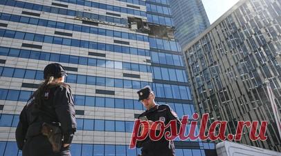 Уничтожены силами ПВО и подавлены средствами РЭБ: в Минобороны РФ заявили об отражении атак беспилотников ВСУ в Москве. Киевский режим предпринял попытку атаковать объекты в Москве с применением беспилотников, заявили в МО РФ. По данным ведомства, один БПЛА противника был сбит силами ПВО, ещё два аппарата были подавлены средствами радиоэлектронной борьбы и потерпели крушение на территории комплекса «Москва-Сити». Наряду с этим Киев запустил 25 беспилотников самолётного типа по объектам в…