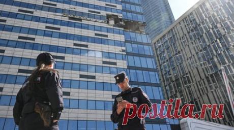 Уничтожены силами ПВО и подавлены средствами РЭБ: в Минобороны РФ заявили об отражении атак беспилотников ВСУ в Москве. Киевский режим предпринял попытку атаковать объекты в Москве с применением беспилотников, заявили в МО РФ. По данным ведомства, один БПЛА противника был сбит силами ПВО, ещё два аппарата были подавлены средствами радиоэлектронной борьбы и потерпели крушение на территории комплекса «Москва-Сити». Наряду с этим Киев запустил 25 беспилотников самолётного типа по объектам в…