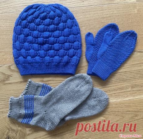 Шапки/снуды/варежки связаны из пряжи DROPS baby merino uni color, 50 г = 175 м, спицами 2,5 мм
Источник: https://www.stranamam.ru/post/14834946/ (Часть 1)