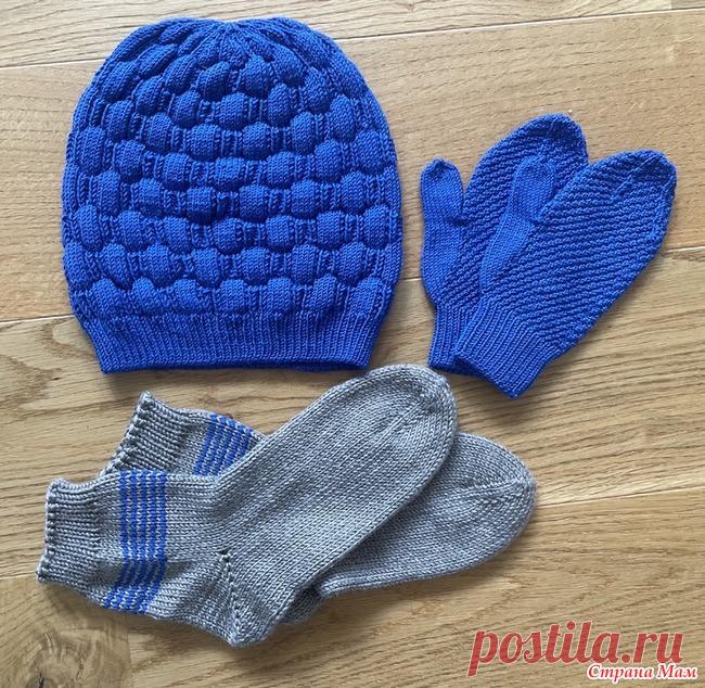 Шапки/снуды/варежки связаны из пряжи DROPS baby merino uni color, 50 г = 175 м, спицами 2,5 мм
Источник: https://www.stranamam.ru/post/14834946/ (Часть 1)