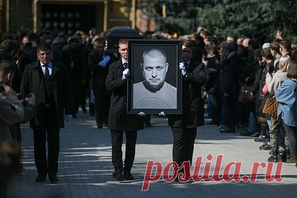 Неизвестная женщина с вооруженной охраной пришла проститься с Татарским. Неизвестная женщина в сопровождении нескольких вооруженных охранников пришла проститься с военным корреспондентом Владленом Татарским на Троекуровское кладбище в Москве. По информации журналиста Александра Черных, на похоронах охрана сопровождала семью погибшего корреспондента.