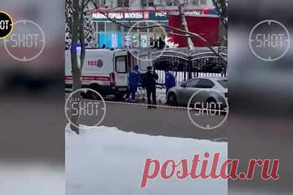 Опубликовано видео с раненым после стрельбы в московском МФЦ россиянином. Раненный в результате стрельбы в здании многофункционального центра (МФЦ) на 1-й Новокузьминской улице в Москве попал на видео. На кадрах видна находящаяся возле МФЦ машина скорой помощи, в которую медики аккуратно загружают лежащего на носилках человека. На улицах множество машин экстренных служб.