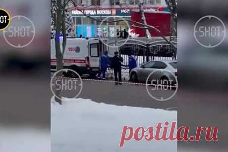 Опубликовано видео с раненым после стрельбы в московском МФЦ россиянином. Раненный в результате стрельбы в здании многофункционального центра (МФЦ) на 1-й Новокузьминской улице в Москве попал на видео. На кадрах видна находящаяся возле МФЦ машина скорой помощи, в которую медики аккуратно загружают лежащего на носилках человека. На улицах множество машин экстренных служб.
