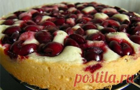 Быстрый пирог с вишней на кефире
Десерт, который заслуживает высших похвал: быстрый пирог с вишней на кефире. 
Для меня это самый быстрый пирог на свете! 
Очень вкусный ,простой ,сочный и что не очень приятно исчезает мгновенно! 
делаю его всегда спонтанно , попробуйте и вы и не пожалеете!Особенно когда ягоды застоялись или кефир!!!
Ингредиенты и способ приготовления смотрите на нашем сайте https://quharka.ru/recipes/80822/bystryj-pirog-s-vishnej-na-kefire.html?t=1515