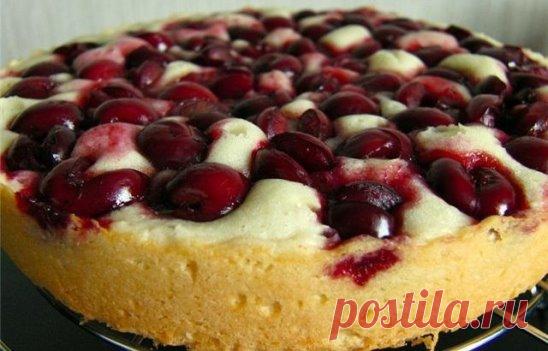 Быстрый пирог с вишней на кефире
Десерт, который заслуживает высших похвал: быстрый пирог с вишней на кефире. 
Для меня это самый быстрый пирог на свете! 
Очень вкусный ,простой ,сочный и что не очень приятно исчезает мгновенно! 
делаю его всегда спонтанно , попробуйте и вы и не пожалеете!Особенно когда ягоды застоялись или кефир!!!
Ингредиенты и способ приготовления смотрите на нашем сайте http://quharka.ru/recipes/80822/bystryj-pirog-s-vishnej-na-kefire.html?t=1515