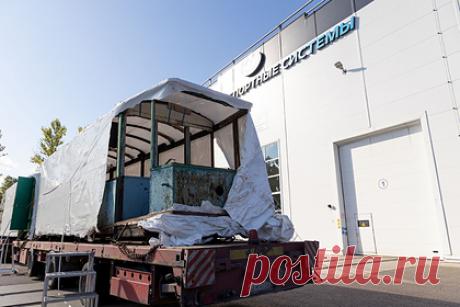 Петербургу вернули переделанный в жилье блокадный поезд. В Сибири обнаружили переделанный под бытовку старинный трамвайный поезд, которым перевозили солдат для защиты блокадного Ленинграда. Раритетный транспорт вернули в Санкт-Петербург, чтобы возвратить ему облик военных лет. Долгое время считалось, что не сохранилось ни одного вагона подобного типа.