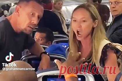 Пассажирка самолета обругала попутчицу, попала на видео и вызвала споры в сети. Пассажирка самолета обругала попутчицу, которая весь полет толкала ее сиденье, и попала на видео. Ролик стал вирусным в соцсетях и вызвал споры пользователей. Одни встали на сторону разгневанной женщины, а другие назвали ее жалкой из-за того, что она доставляет неудобства другим пассажирам.