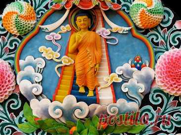 Это один из четырех главных буддийских праздников, отмечаемый в полнолуние осеннего месяца. Согласно преданию, Будда Шакьямуни вознесся в рай Траястримша, чтобы проповедовать Учение своей матери, и провел там три месяца. Его нисхождение на землю через специальную лестницу, построенную богом Брахмой, символизирует сострадание и возможность просветления для всех существ.