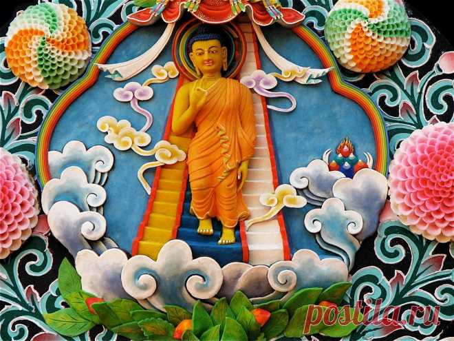 Это один из четырех главных буддийских праздников, отмечаемый в полнолуние осеннего месяца. Согласно преданию, Будда Шакьямуни вознесся в рай Траястримша, чтобы проповедовать Учение своей матери, и провел там три месяца. Его нисхождение на землю через специальную лестницу, построенную богом Брахмой, символизирует сострадание и возможность просветления для всех существ.