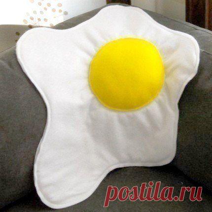 Подушка-глазунья / Занимательная реклама