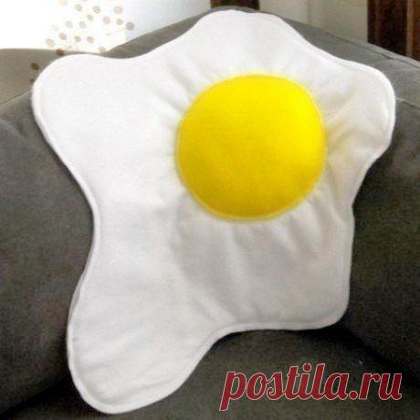 Подушка-глазунья / Занимательная реклама