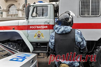 Спецназ освободил захваченного приятелем в заложники россиянина. В Горно-Алтайске спецназовцы Росгвардии провели операцию по освобождению местного жителя, захваченного в заложники пьяным приятелем, вооруженным топором. Мужчину незаконно удерживали в частном доме. Злоумышленник в состоянии опьянения угрожал расправиться с ним и поджечь дом. Возбуждено уголовное дело.
