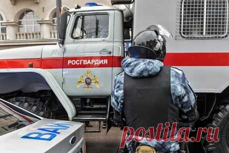 Спецназ освободил захваченного приятелем в заложники россиянина. В Горно-Алтайске спецназовцы Росгвардии провели операцию по освобождению местного жителя, захваченного в заложники пьяным приятелем, вооруженным топором. Мужчину незаконно удерживали в частном доме. Злоумышленник в состоянии опьянения угрожал расправиться с ним и поджечь дом. Возбуждено уголовное дело.