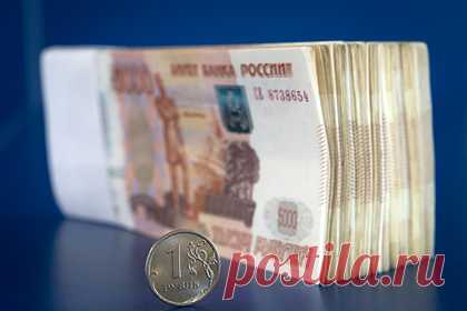 Банкирша перечислила простые способы выявления фальшивых купюр. Банкирша Наталья Позднышева рассказала, как можно отличить фальшивые купюры от настоящих. Специалист рекомендовала изучить защитные элементы, которые существуют во всех денежных знаках мира, и некоторые видны невооруженным глазом. На рублях это водяной знак и защитная лента.