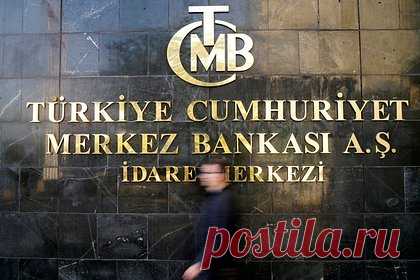 В Турции продолжили повышать ключевую ставку. Центральный банк Турции поднял ключевую ставку с 25 до 30 процентов. Регулятор продолжил ужесточение денежно-кредитной политики, чтобы справиться с растущей инфляцией, которая в начале августа разогналась до 60 процентов. Ранее Центробанк несколько раз увеличивал ставку, самое резкое повышение составило 7,5 пункта.